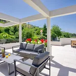 Cvita Is A Modern 5-bedroom With A Jacuzzi, A Gym And Finnish Sauna, A Heated Pool, And Amazing Views Villa *