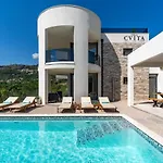 Villa Cvita Is A Modern 5-bedroom With A Jacuzzi, A Gym And Finnish Sauna, A Heated Pool, And Amazing Views Klis