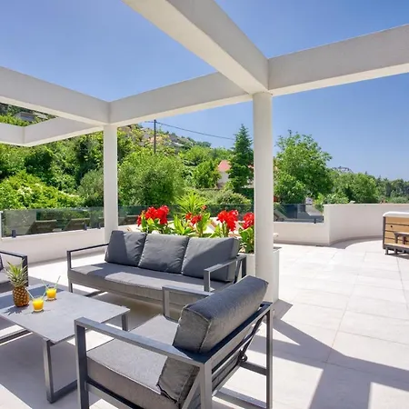 Cvita Is A Modern 5-bedroom With A Jacuzzi, A Gym And Finnish Sauna, A Heated Pool, And Amazing Views Villa *