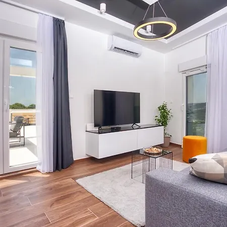 Cvita: Modern Luxury With Jacuzzi, Gym, And Panoramic Views Klis