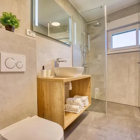 Cvita Is A Modern 5-bedroom With A Jacuzzi, A Gym And Finnish Sauna, A Heated Pool, And Amazing Views Villa Klis