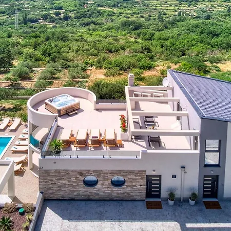 Cvita Is A Modern 5-bedroom With A Jacuzzi, A Gym And Finnish Sauna, A Heated Pool, And Amazing Views Villa *