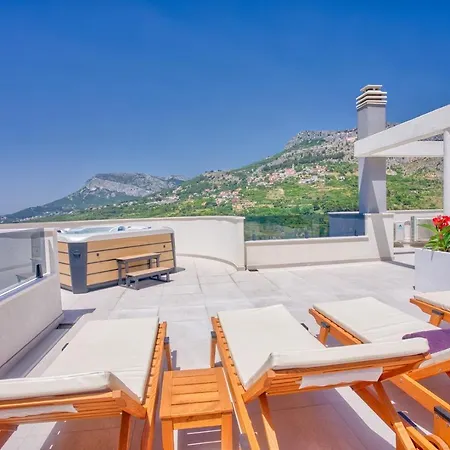 Villa Cvita Is A Modern 5-bedroom With A Jacuzzi, A Gym And Finnish Sauna, A Heated Pool, And Amazing Views *