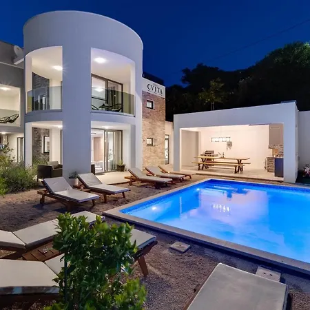 Cvita: Modern Luxury With Jacuzzi, Gym, And Panoramic Views