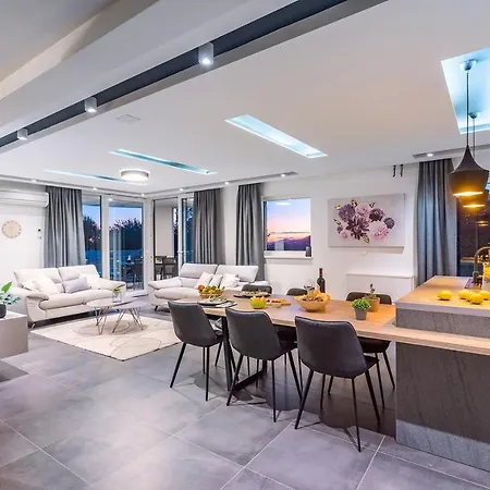 Cvita Is A Modern 5-bedroom With A Jacuzzi, A Gym And Finnish Sauna, A Heated Pool, And Amazing Views * Klis