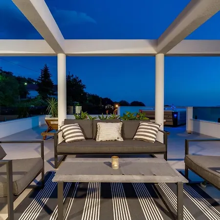 Cvita Is A Modern 5-bedroom With A Jacuzzi, A Gym And Finnish Sauna, A Heated Pool, And Amazing Views Klis