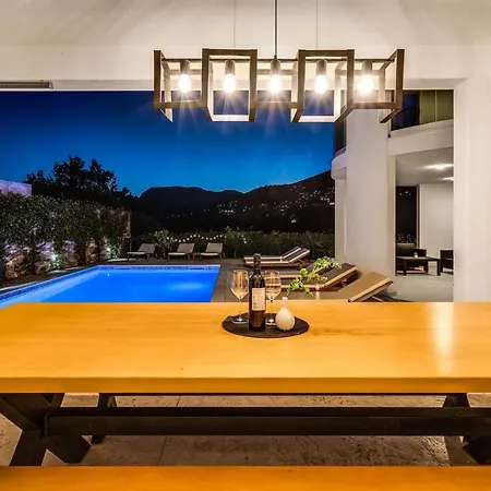 Cvita: Modern Luxury With Jacuzzi, Gym, And Panoramic Views Villa *