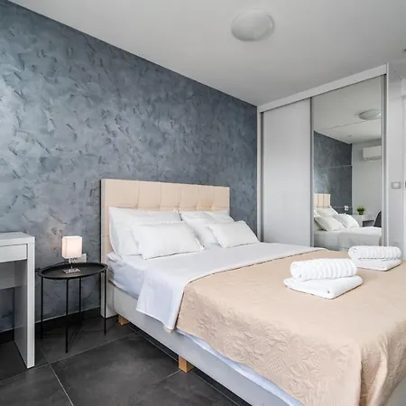 Cvita Is A Modern 5-bedroom With A Jacuzzi, A Gym And Finnish Sauna, A Heated Pool, And Amazing Views Villa Klis