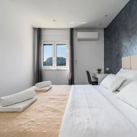 Cvita Is A Modern 5-bedroom With A Jacuzzi, A Gym And Finnish Sauna, A Heated Pool, And Amazing Views Villa *